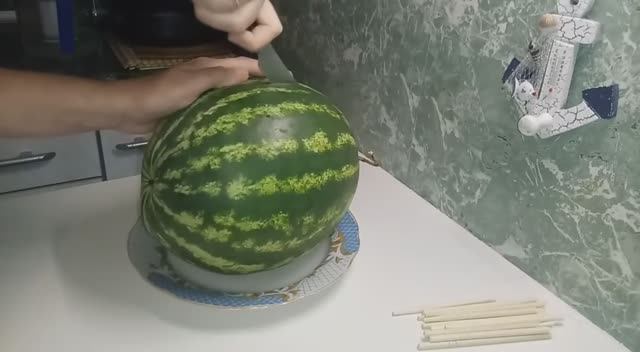 Удиви друзей! Как порезать арбуз что бы было удобно есть! (720p).mp4