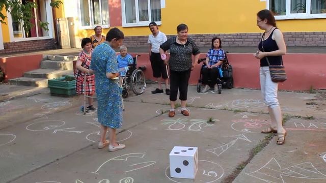 Игра на улице по типу настольной игры смотреть онлайн