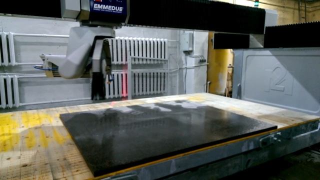 Мостовая пятиосная автоматизированная пила по камню с ЧПУ смотреть онлайн