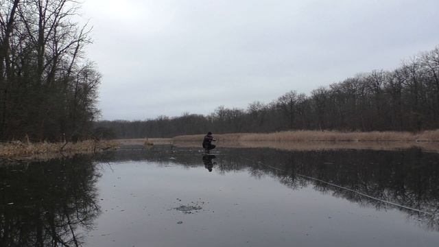 Успел еще на лед пока он не растаял.Рыбалка на лесном озере. Опасный лед. смотреть онлайн