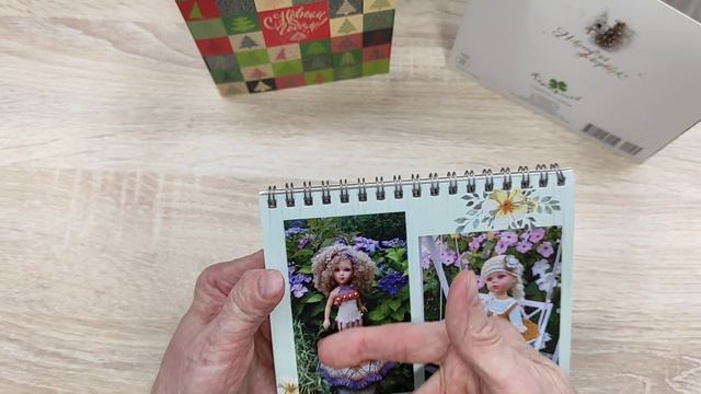 Листаем календарь с фотографиями вязаных кукольных нарядов и играем! смотреть онлайн