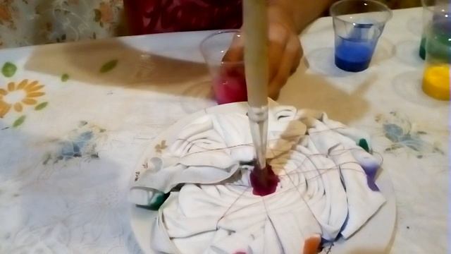 Как покрасить футболку акрилом с помощью скручивания! #3 смотреть онлайн