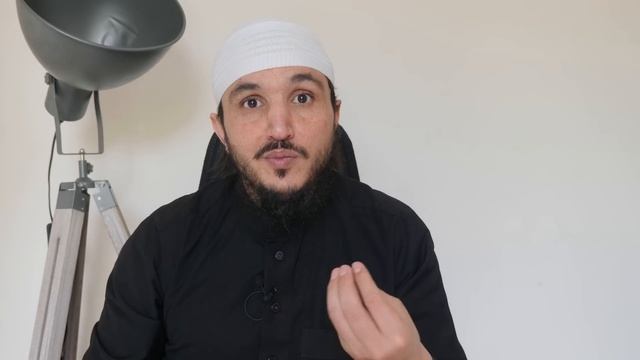 LA REACTION DE L'IMAM DE LA MECQUE CONCERNANT LE BISOU DU CHAT смотреть онлайн