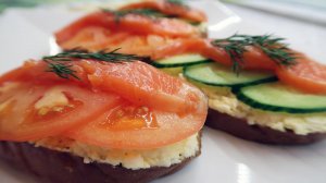Бутерброды с красной рыбой, огурцом и помидорами
