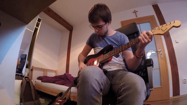 Squier Strat Bullet vs Squier Standard Stratocaster смотреть онлайн
