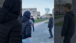 пьяный Виталя напал на толпу школьников!!!