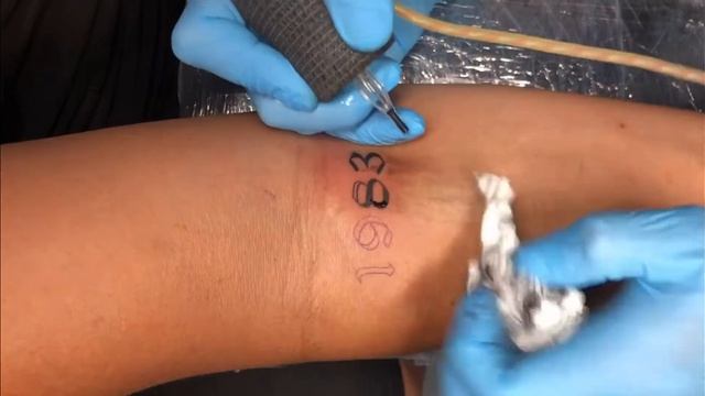 1983 OLD ENGLISH FONT TATTOO смотреть онлайн