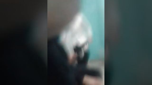 Девочка зашла к пацанам в раздевалку смотреть онлайн