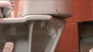 бачок унитаза медленно наполняется водой