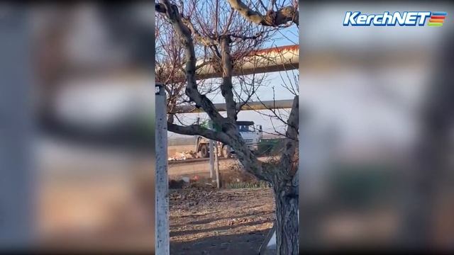 Керчан возмущает, как опустошают контейнеры "лодочки" смотреть онлайн