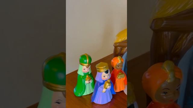 Vintage nativity scenes! I thrifted the first two and inherited the other two. смотреть онлайн