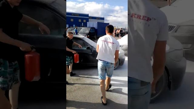 Продавцы нашего магазина тушат бэху у Касторамы