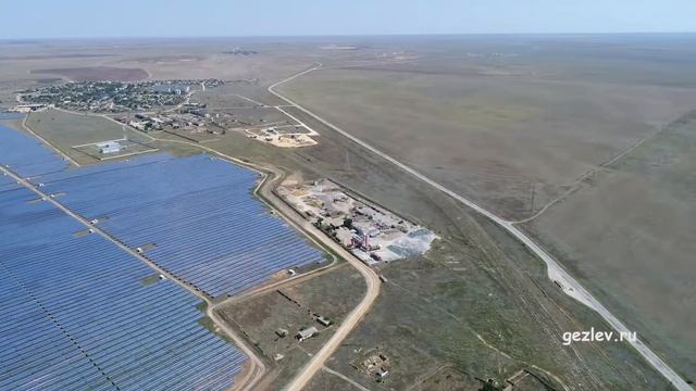 Крым, Солнечная электростанция, с. Охотниково, Сакский р-н, купить участки, с высоты птичьего полет смотреть онлайн