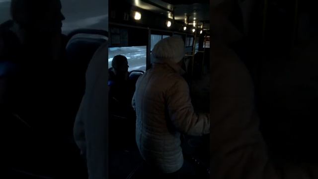 Высаживают из автобуса бабушку за неоплаченный багаж Ярославль !!! смотреть онлайн