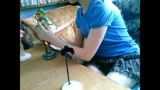 МК:"Как сделать подставку для куклы". смотреть онлайн