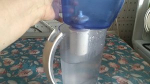 Картридж для фильтра Барьер очистить с помощью пищевой соли крупного помола .