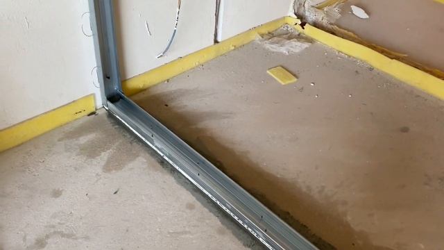 перегородка из гипсокартона под лестницей. Усиленный каркас и двойная обшивка. смотреть онлайн