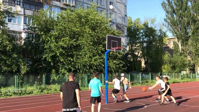 БАСКЕТБОЛИСТ ПРИТВОРИЛСЯ БОТАНОМ НА БАСКЕТБОЛЕ #2 смотреть онлайн