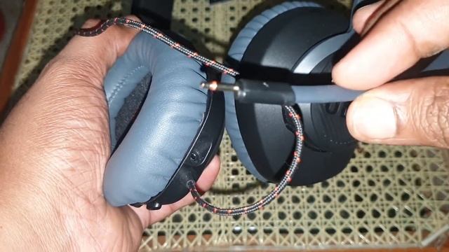 How to connect the Microphone on the JBL Quantum 100 headphones смотреть онлайн