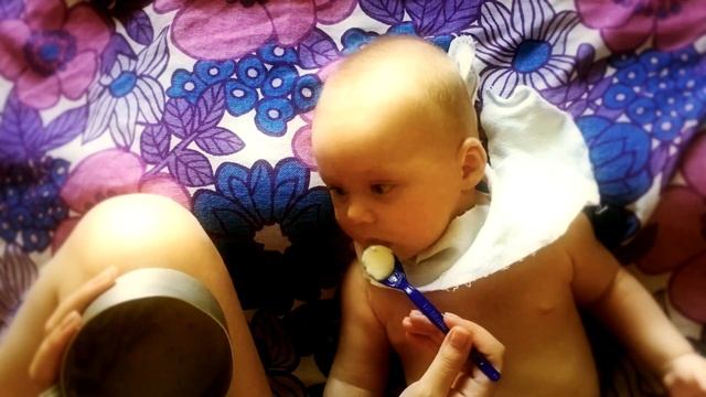 РЕБЕНОК ПЕРВЫЙ РАЗ ПРОБУЕТ РЫБУ. РЫБНЫЙ ПРИКОРМ смотреть онлайн