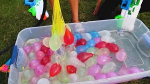 Хайди и Зидан играют с водными игрушками