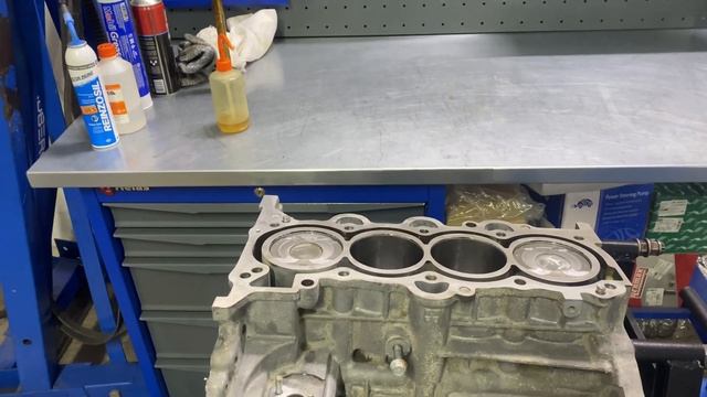 Хендай Авант G4FD 1.6,расточка блока в 0.50.Сильнейший нагар на поршнях!и большой расход масла. смотреть онлайн