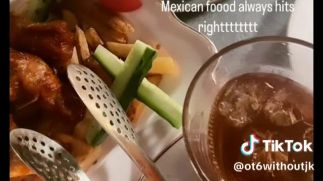 Jungkook candidly reacts to the fan disturbing his dinner with Eunwoo and Jaehyun смотреть онлайн