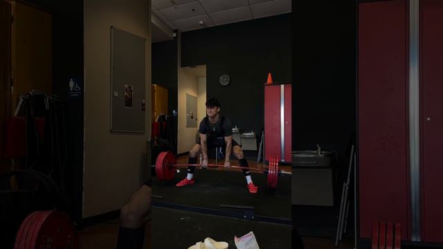 HE COULDNT HANDLE THE WORLD STRONGEST SMELLING SALTS❗️#powerlifting #deadlift #gym смотреть онлайн