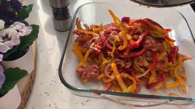 ФАХИТАС В ЛЕПЁШКЕ ТОРТИЛЬЯ ЗАПЕЧЁННЫЙ В ДУХОВКЕ смотреть онлайн