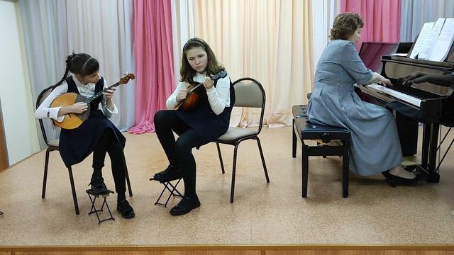 Таску Илона, Сержант Ольга. В. Шаинский - Кузнечик смотреть онлайн