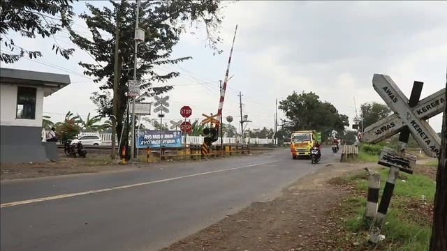 RUSH HOUR ! Railroad Crossing Indonesia at Central Java Main Road | Java Railfanning смотреть онлайн