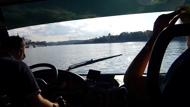 RiverRide - Будапешт. Прогулка по Дунаю на автобусе (1) смотреть онлайн