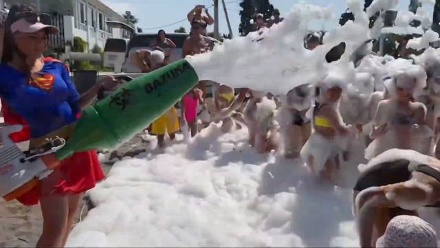 АБХАЗИЯ. ПЕННАЯ ВЕЧЕРИНКА НА ПЛЯЖЕ. ПЛЮСЫ И МИНУСЫ ОТЕЛЯ « PARADISE BEACH». смотреть онлайн