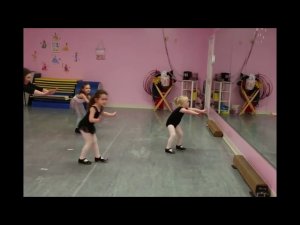 3-летняя девочка (с синдромом Дауна) в классе танца