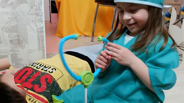 Настя играет в доктора и учит детей смотреть онлайн