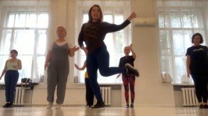 ТВИСТ студии «Танцы 40+» объяснение одного из движений