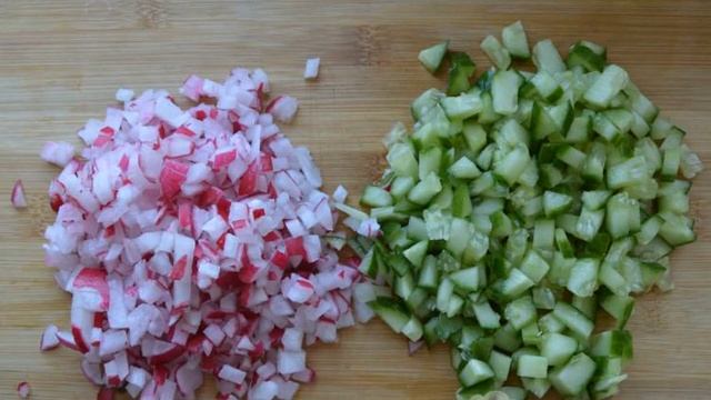 Classic okroshka on kvass with sausage смотреть онлайн