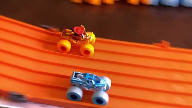 FIRE & ICE Monster Jam Trucks - Inside to Outside Downhill Race! (WHIPLASH, DRAGONOID, BLACK OPS) смотреть онлайн