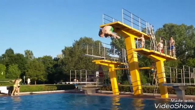 Im Freibad,  Rückwärts Salto/  в летнем бассейне,  сальто назад.