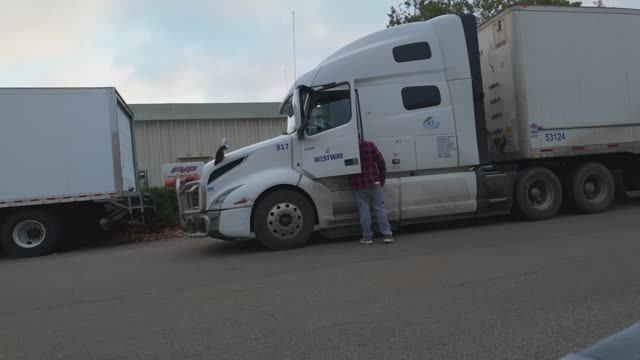 Работа дальнобойщиком зимой не сахар! Доставка груза любой ценой! смотреть онлайн