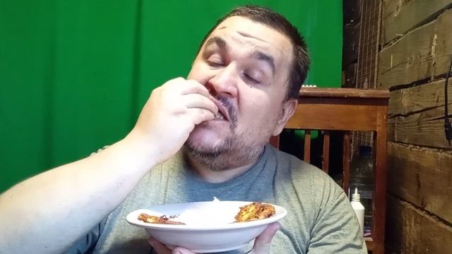 Обжор - драники | Mukbang - Kartoffelpuffer смотреть онлайн
