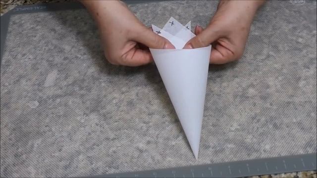 Как сделать КОРНЕТ( кондитерский мешок для крема) из бумаги за 1 минуту. смотреть онлайн