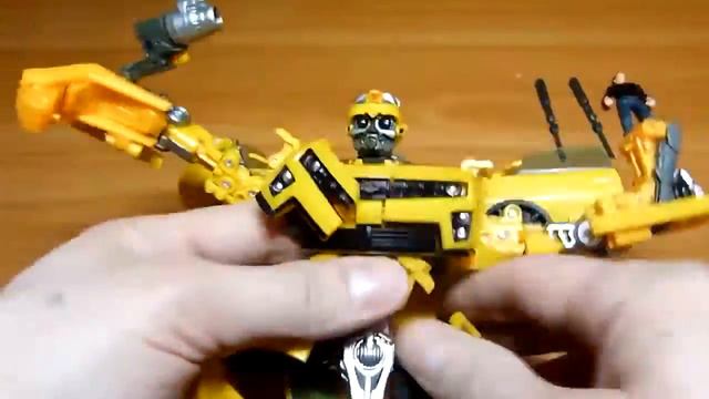 Полный обзор игрушки  трансформера Бамблби.