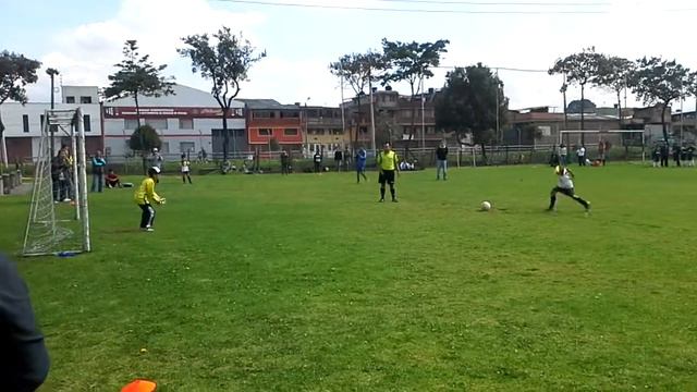 JUAN DIEGO PARDO ROMERO cobrando penaltie en final escuela de futbol protela смотреть онлайн