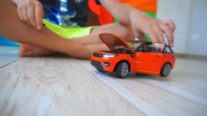 Марк разбивает коробки с новыми машинками Учим марки машин