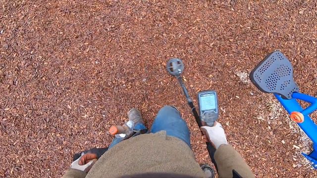 LIVE DIG JEWELRY!! Nokta Legend spanks a black onyx pendant in the playground. смотреть онлайн