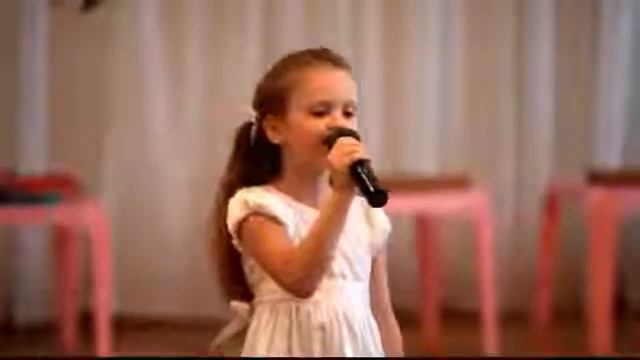 Маленькая девочка поёт песню "там где клен шумит..." смотреть онлайн
