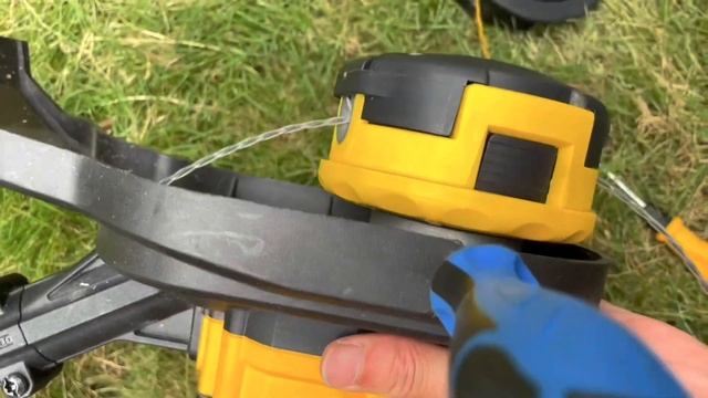 Easy! Replace the DEWALT 20v max string trimmer weed eater Quickload head spool and reload line смотреть онлайн