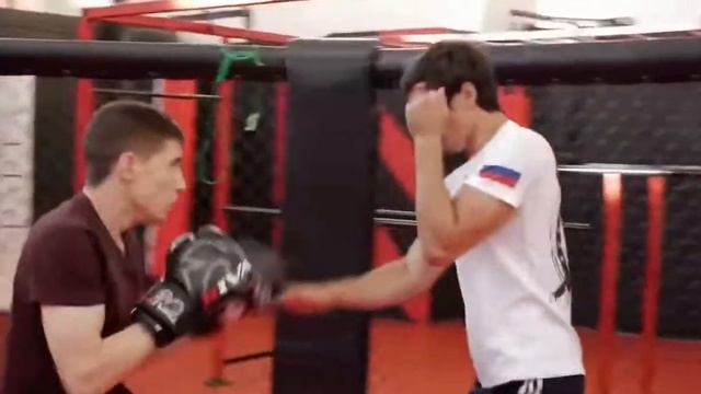 Защита в боксе . Защитился от атак подрастающих спортсменов ? смотреть онлайн