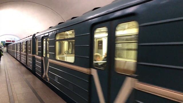 81-717/714.5М и 81-714 На станции Тверская смотреть онлайн